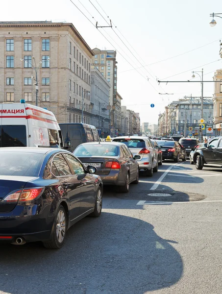 Traffic jam på tverskaya-gatan i Moskva, Ryssland — Stockfoto