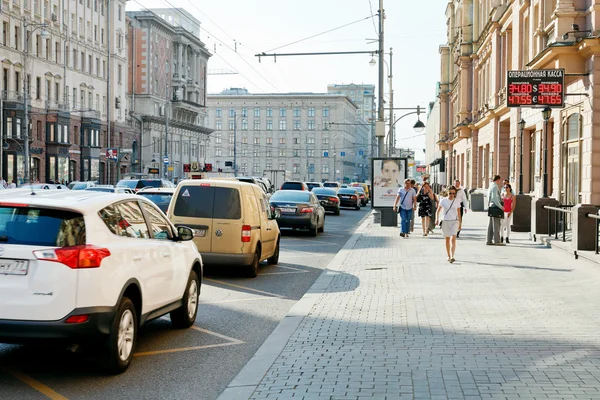 Szeroki chodnik Twierskaja ulica w Moskwie — Zdjęcie stockowe