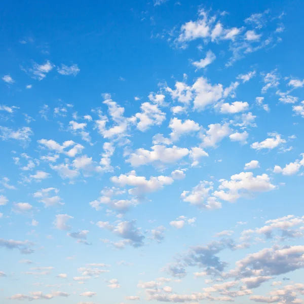 Viele kleine weiße Wolken am blauen Himmel — Stockfoto