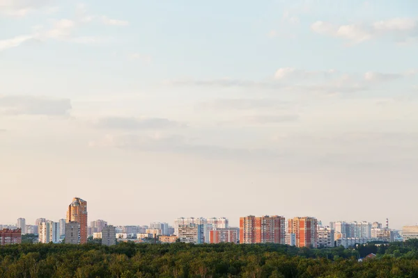 Różowy zachód słońca nad ulica miasta — Zdjęcie stockowe