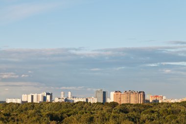 şehir içinde güneşli yaz alacakaranlık