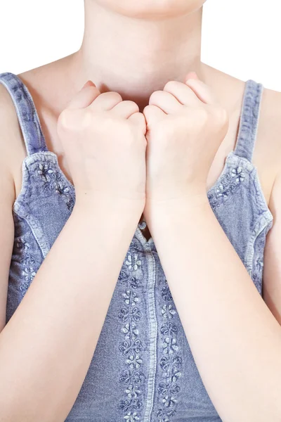Mãos apertadas em punhos pressionados para peito — Fotografia de Stock