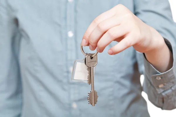 Massa nycklar med fob i hand på nära håll — Stockfoto