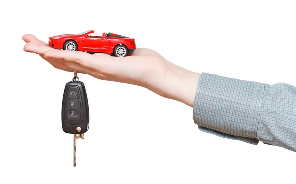 Anahtar izole el ile yeni kırmızı araba — Stok fotoğraf