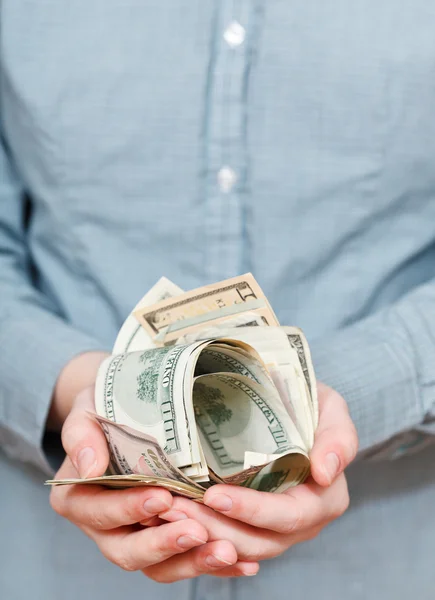 Många dollar sedlar i kupade handflator — Stockfoto