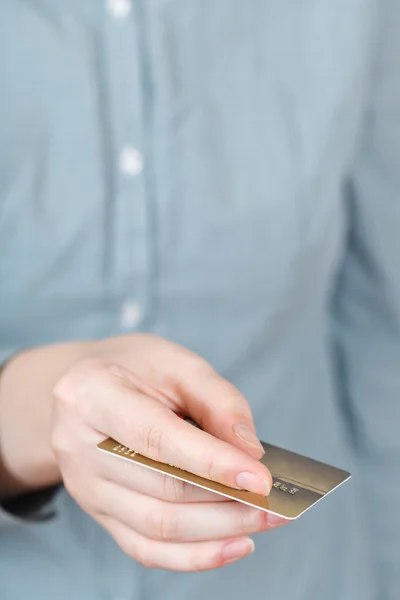Hitel kártya a kezében közelről — Stock Fotó