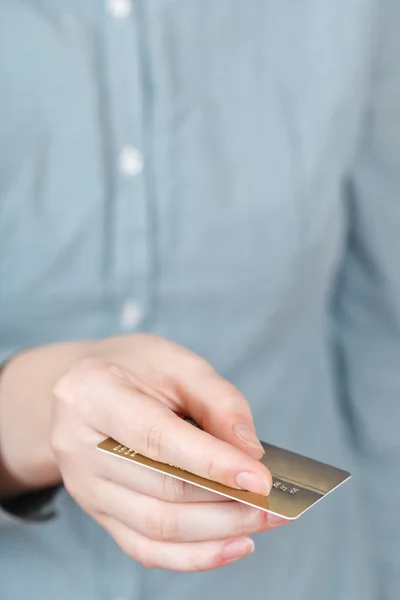 Tarjeta de crédito en mano de cerca — Foto de Stock