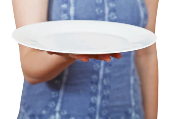 Пустая белая тарелка под рукой — стоковое фото