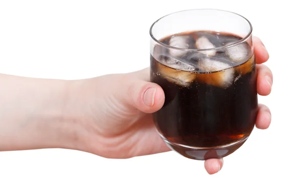 Hand hält Cola mit Eis im Glas isoliert — Stockfoto