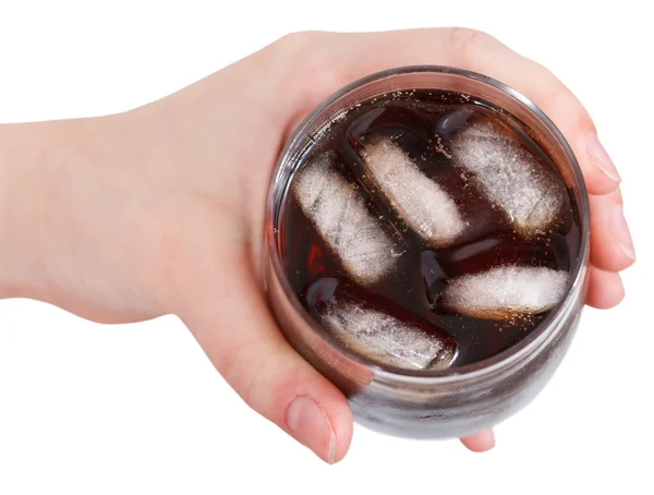 Ansicht von der Hand, die Cola mit Eis im Glas hält — Stockfoto