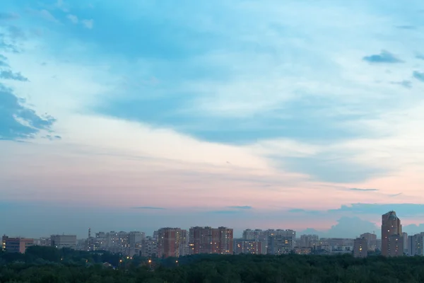 Durk modré a růžové soumrak nebe nad městem — Stock fotografie