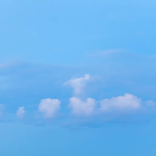 Пушистое белое облако в голубом сумерках неба — стоковое фото