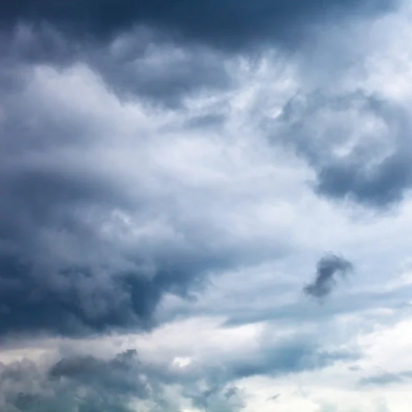 Donker grijze wolken in de zomer — Stockfoto