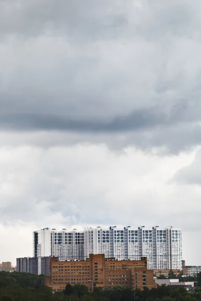 Nubes grises lluviosas sobre casa de apartamentos —  Fotos de Stock