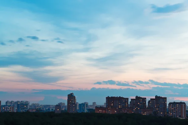 Durk blue and pink night sky over city — Stock Photo, Image