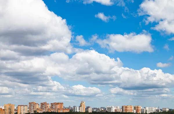 Muitas nuvens de lã sobre a cidade no verão — Fotografia de Stock