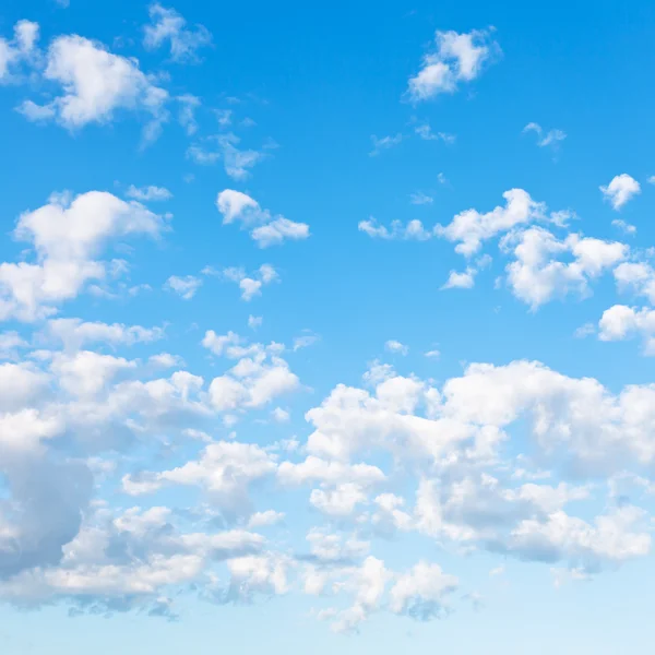 Mnoho malých načechraný mraky modré obloze — Stock fotografie