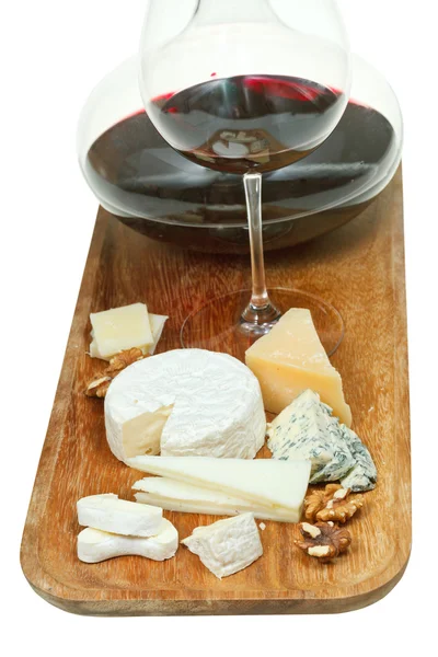 치즈와 고립 된 나무 보드에 레드 와인 — 스톡 사진