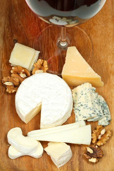 다양 한 치즈와 레드 와인의 유리 — 스톡 사진