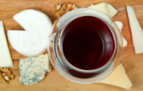 Vista dall'alto di vetro di vino rosso e vari formaggi — Foto Stock