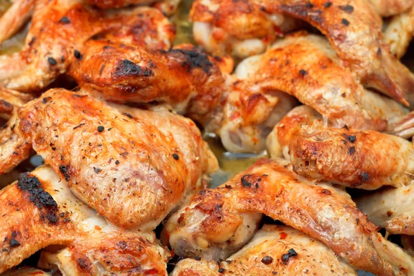 Ali di pollo piccanti alla griglia da vicino — Foto Stock