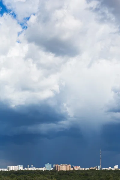 Nuages de tempête bleu foncé au-dessus du quartier urbain — Photo