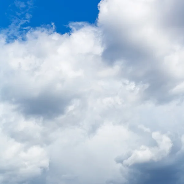 Nubes de cúmulos pesados en el cielo azul — Foto de Stock