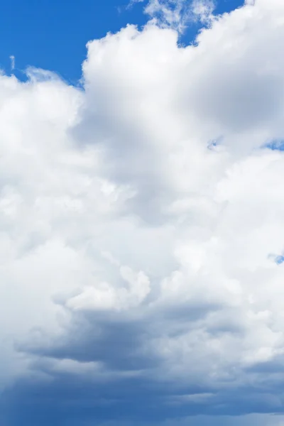 W błękitne niebo chmury cumulus ciężkie — Zdjęcie stockowe