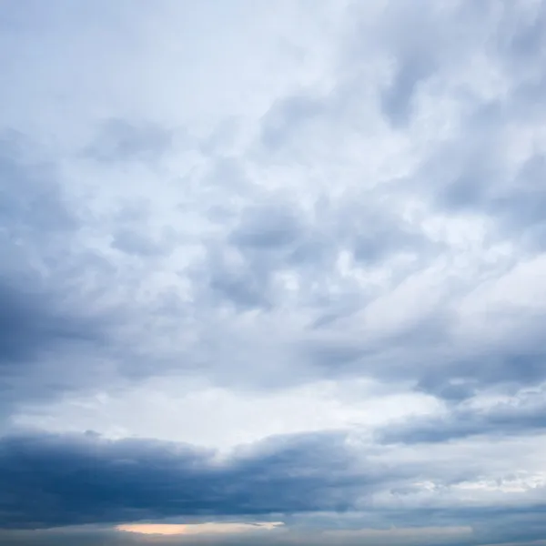 Donkere blauwe wolken in avondlucht — Stockfoto