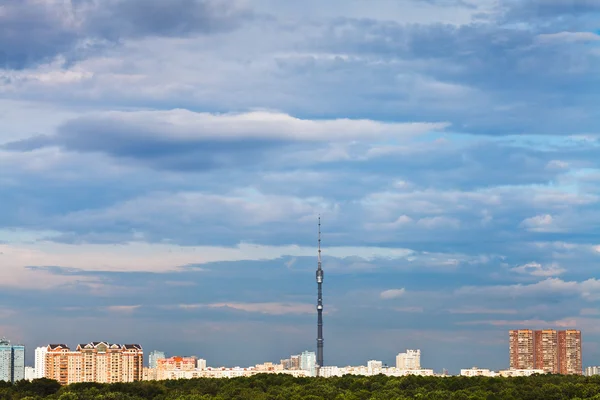 Nubes azules en el cielo del atardecer sobre la ciudad —  Fotos de Stock
