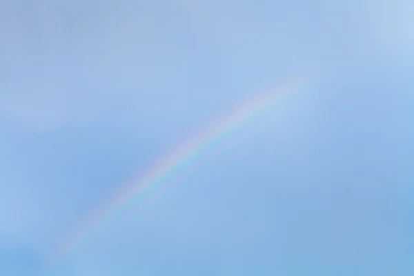 Arco-íris no céu azul — Fotografia de Stock