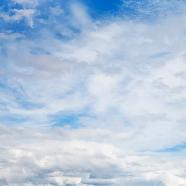 卷云与大部分洁白的云朵在蓝蓝的天空 — 图库照片
