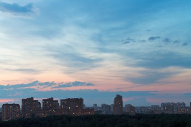 durk mavi ve pembe gece gökyüzü kentsel sokak üzerinde