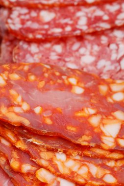 çeşitli dilimlenmiş sosis yakın çekim