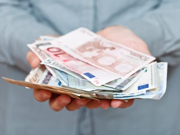 Viele Euro-Banknoten in geschälten Handflächen — Stockfoto