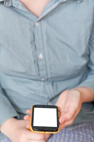 Smartphone med klipp ut skärmen i hand — Stockfoto