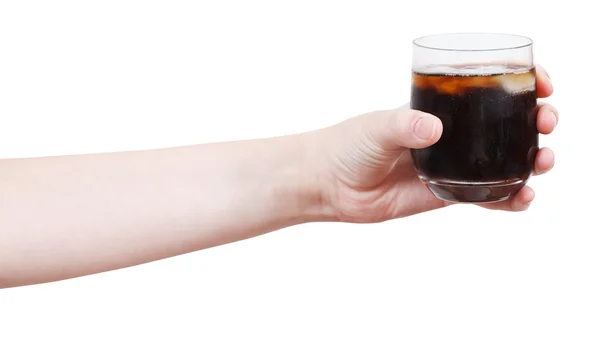 Hand hält Softdrink mit Eis im Glas — Stockfoto