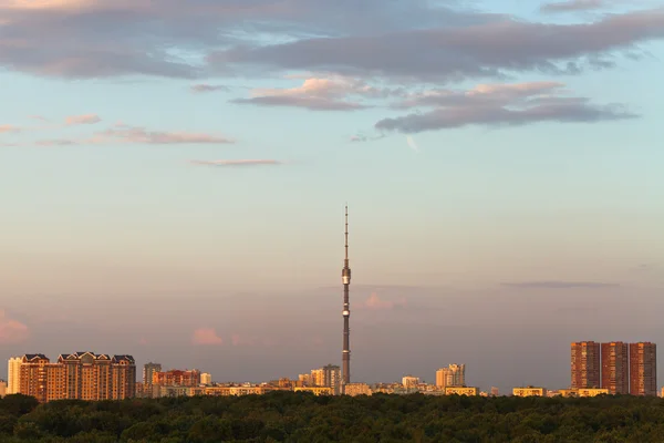 Pôr do sol sobre a cidade no verão — Fotografia de Stock