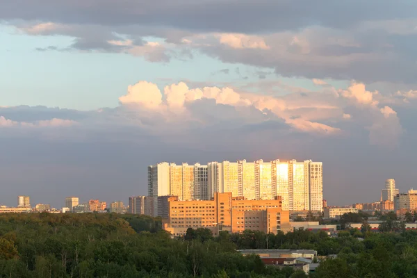 Appartamento casa illuminata dalla luce del tramonto in estate — Foto Stock