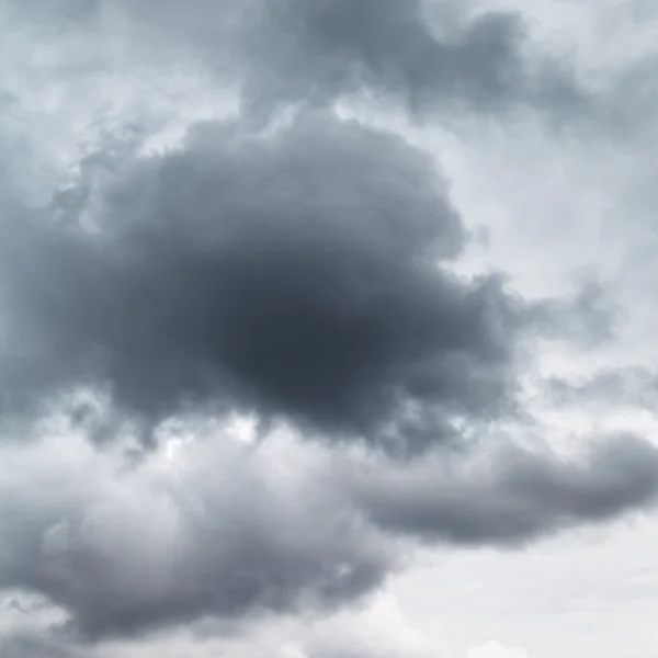 Donkere grijze wolk in bewolkte hemel — Stockfoto