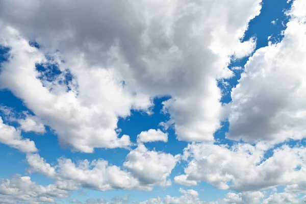 Nuvens de lã brancas e cinzentas no céu azul — Fotografia de Stock