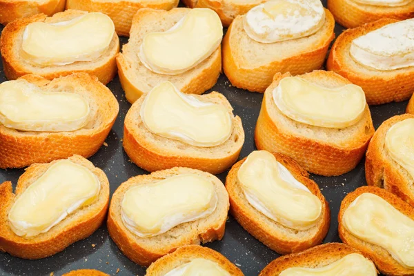 Veel geroosterd sneetjes brood met gesmolten kaas — Stockfoto