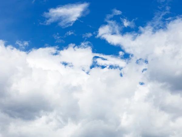 Tunga cumuli moln blå himlen i sommar — Stockfoto