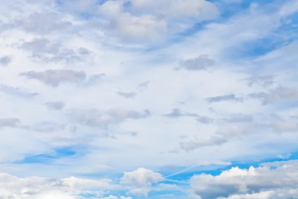 Mavi gökyüzünde çeşitli beyaz bulutlar — Stok fotoğraf