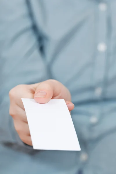 Vista frontal do cartão de visita em branco na mão feminina — Fotografia de Stock
