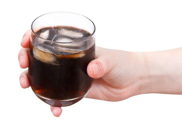 Hand hält Cola mit Eis im Glas — Stockfoto