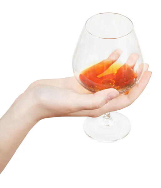 Ręka trzyma szkła z brandy na białym tle — Zdjęcie stockowe