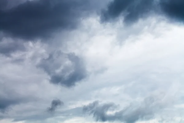 Donkere grijze regenachtige wolken in de zomer — Stockfoto
