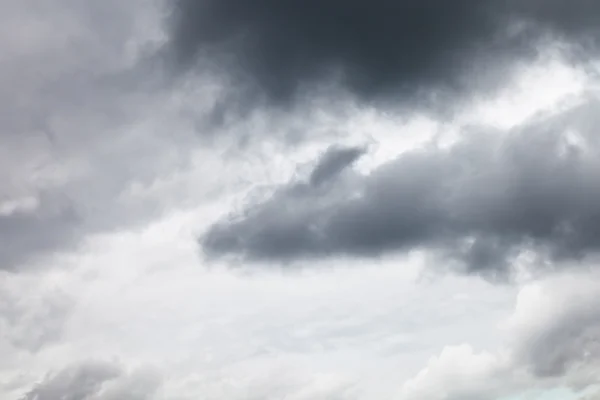 Donker grijze regenachtige wolken in bewolkte hemel — Stockfoto