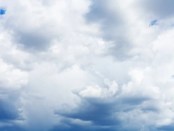 Ciężki niebieski cumulus chmury w sk — Zdjęcie stockowe